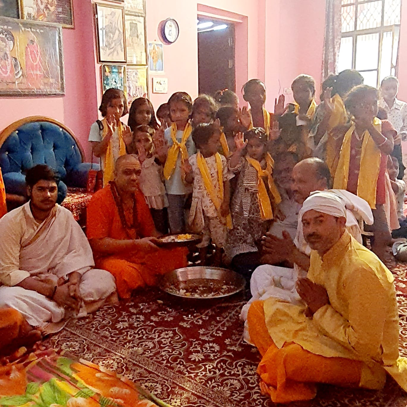 चरणाश्रम में कन्याओ का पूजन कर धूमधाम से मनाई गई महानवमी