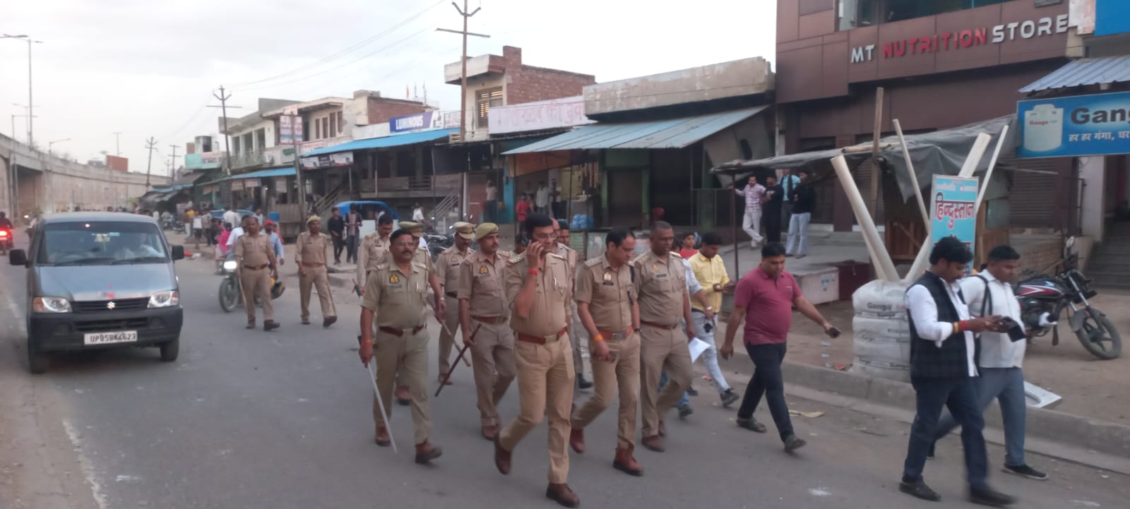 पैसों के लेनदेन में दो पक्षों में झगड़ा, पुलिस के सामने भी पथराव