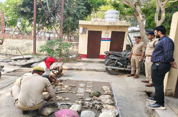 थाना लाइनपार पुलिस टीम द्वारा आयुध अधिनियम से सम्बन्धित कुल 63 अभियोगों से सम्बन्धित माल मुकद्दमाती(13 तमंचे, 25 चाकू व अन्य माल) का कराया गया निस्तारण