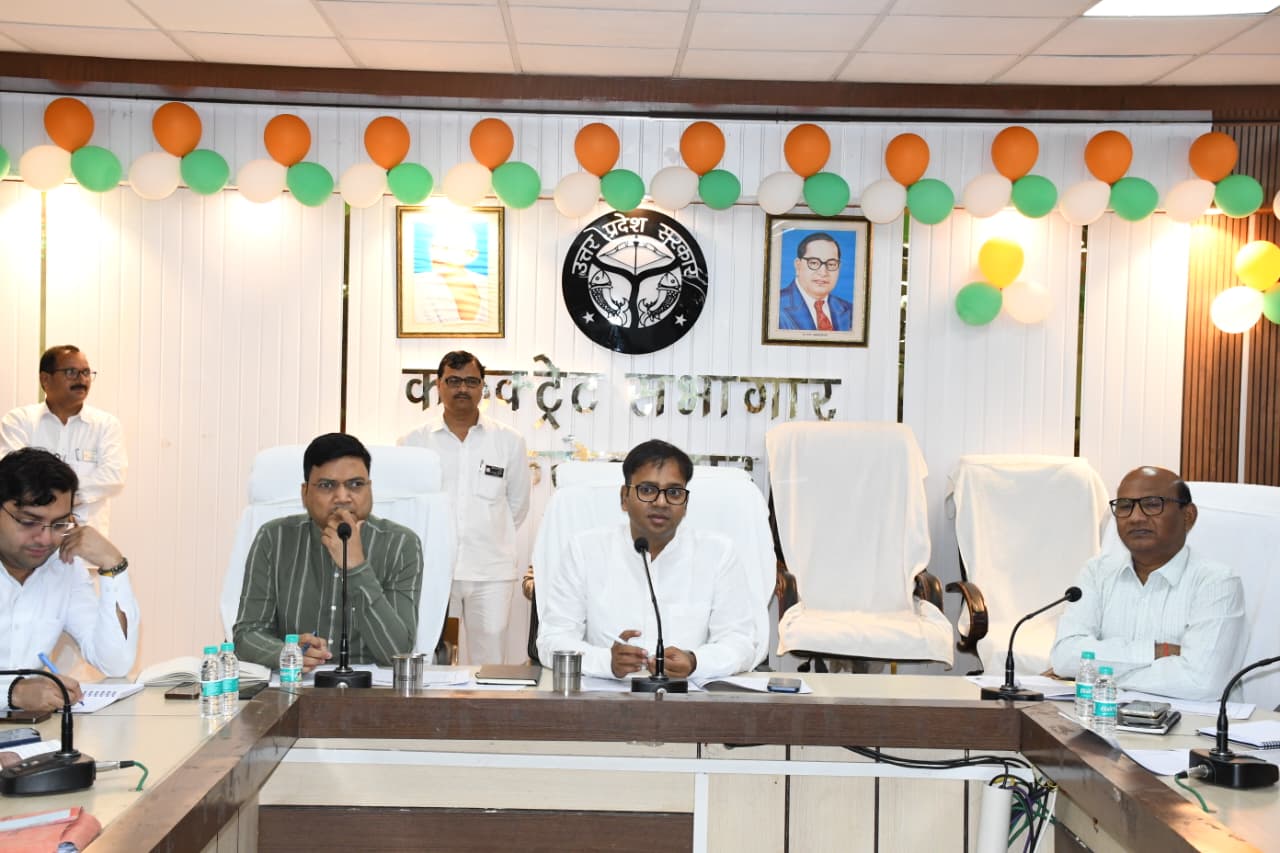 डीएम रमेश रंजन जनपद के शत प्रतिशत किसान की फार्मर रजिस्ट्री सुनिश्चित किए जाने के कडे निर्देश किए जारी