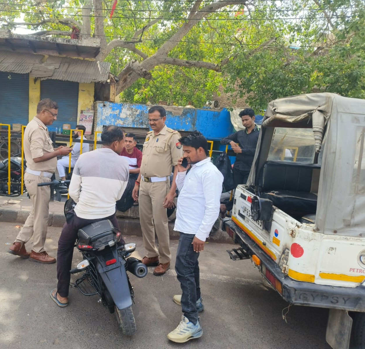 फिरोजाबाद में ट्रैफिक पुलिस का बड़ा अभियान, 1122 वाहनों के चालान, 6 वाहन सीज — बिना हेलमेट और प्रेशर हॉर्न वालों पर कसा शिकंजा