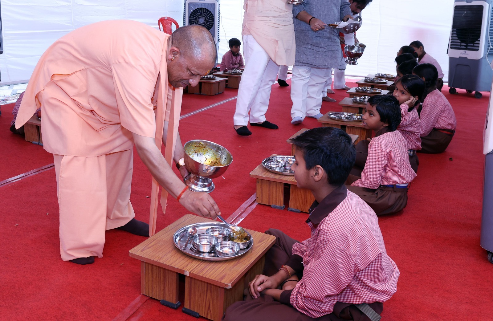 मुख्यमंत्री ने परोसा मिड-डे मील, बच्चों से कहा- रोज स्कूल आना