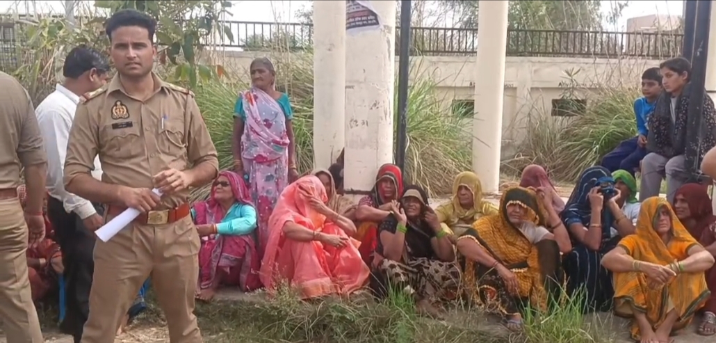 गोवर्धन में समस्याओं का समाधान न होने से गुस्साए किसान चढ़े पानी की टंकी पर, प्रशासन में मचा हड़कंप