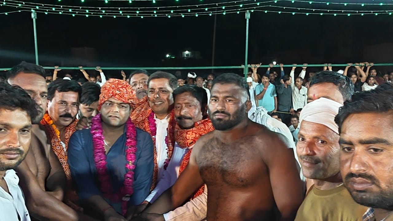 आगरा आंवल खेड़ा चौकडा के दंगल में जूझे दो महाबली