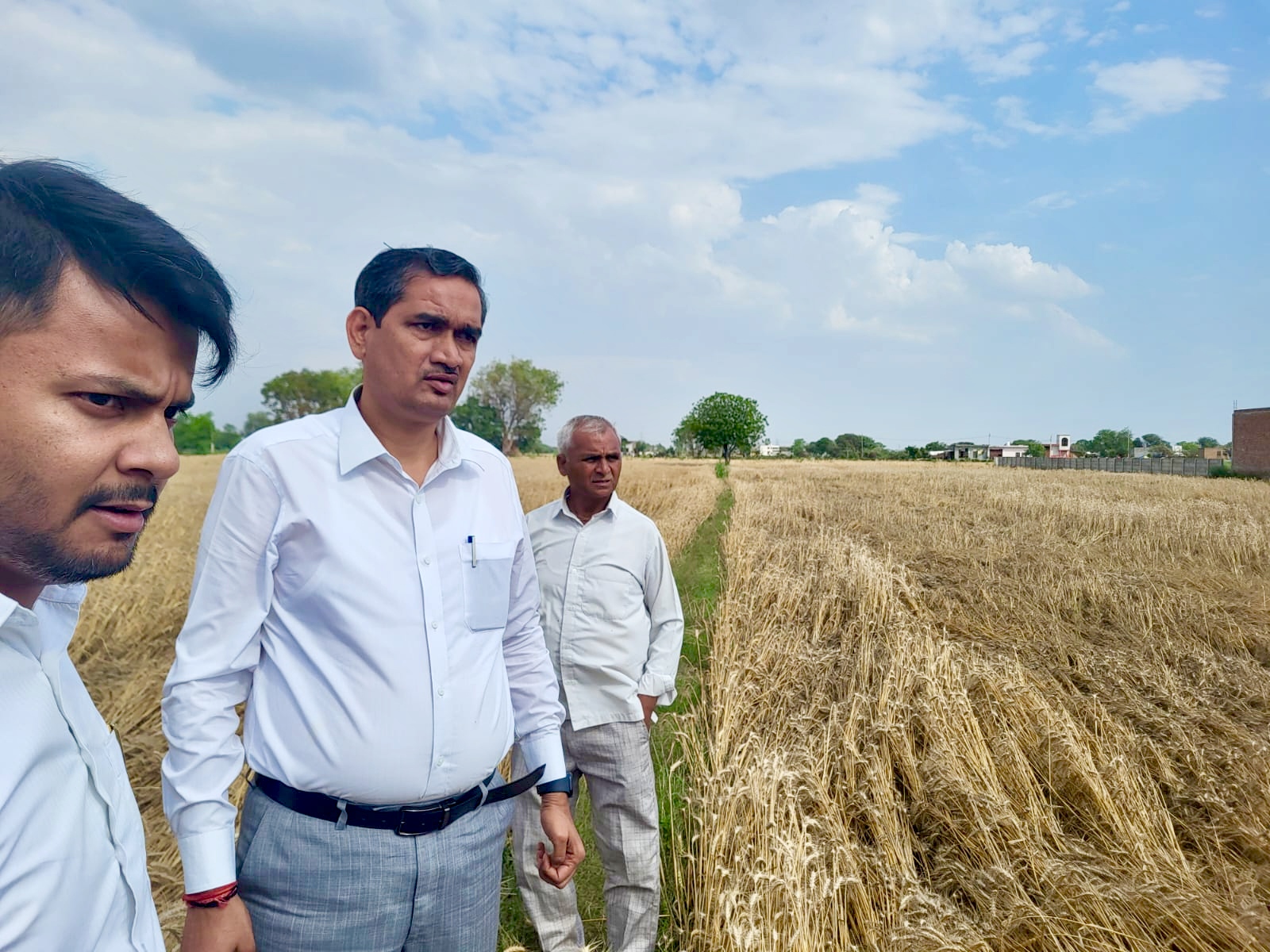 जिलाधिकारी चंद्र प्रकाश सिंह ने तहसील छाता के ग्राम चौमुंहा एवं पसौली तथा तहसील सदर के ग्राम देवी आटस का किया निरीक्षण