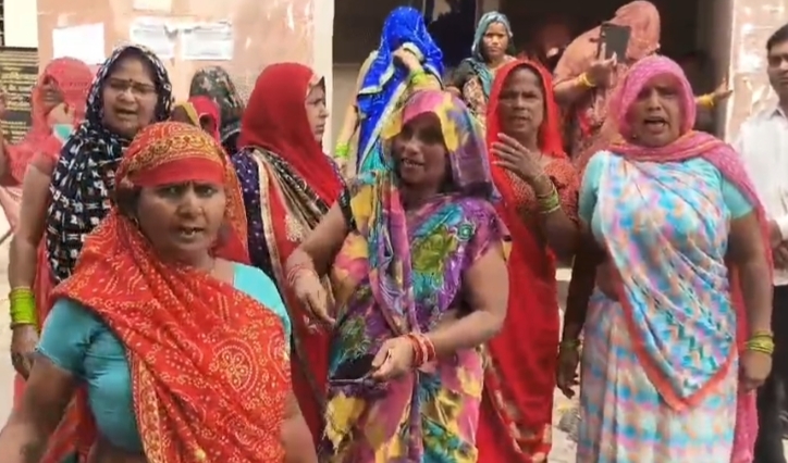 स्मार्ट मीटर के विरोध में महिलाओं ने बिजली घर पर किया हंगामा