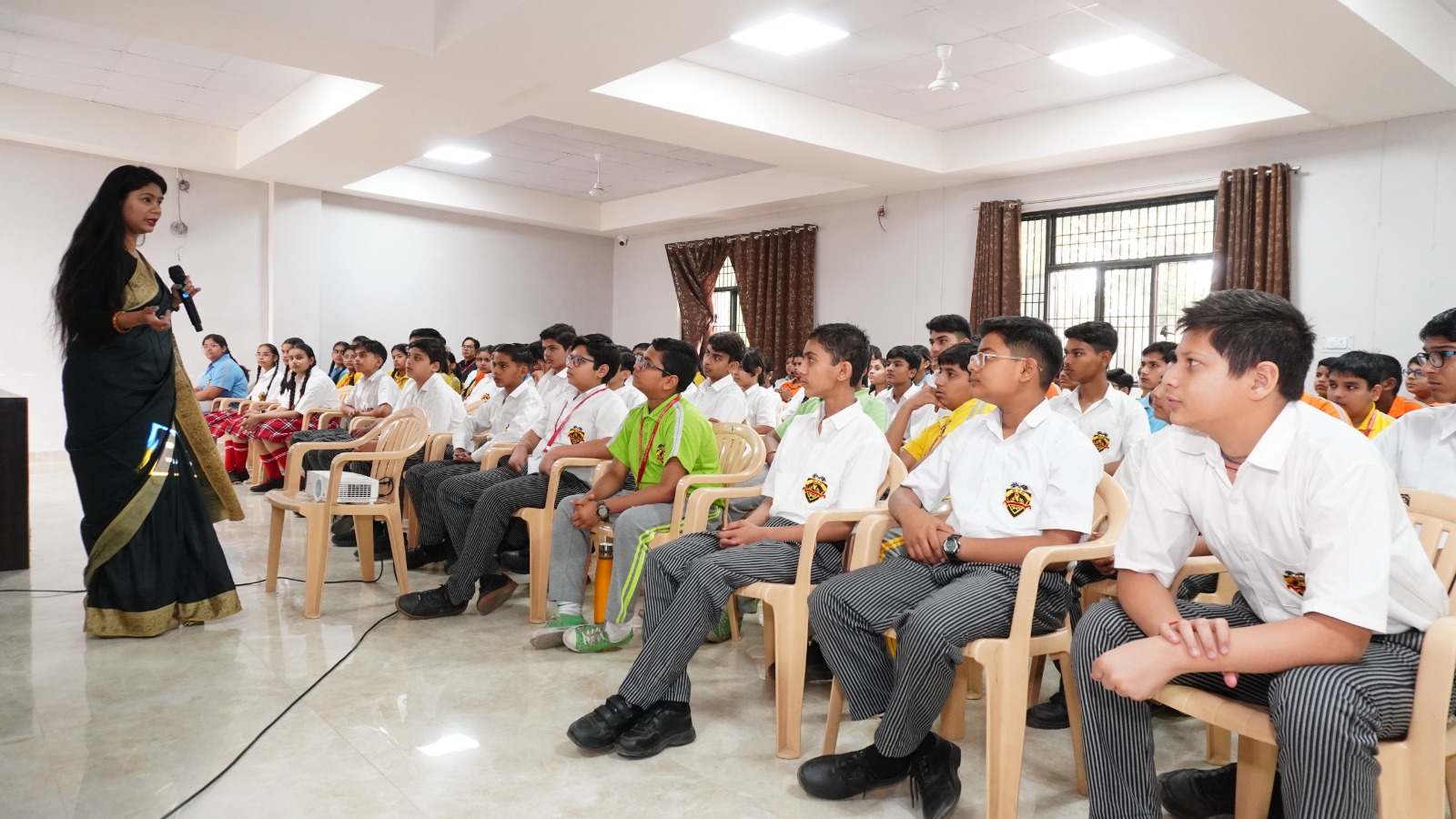 राजीव इंटरनेशनल स्कूल के विद्यार्थियों को दी साइबर सुरक्षा की जानकारी