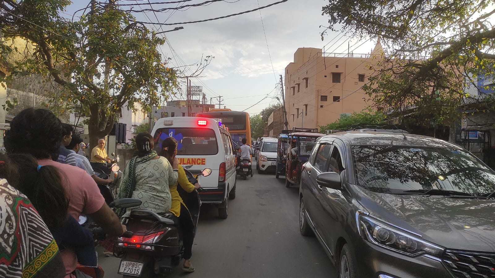 जाम में घुटती सांसें: घंटों फंसी एम्बुलेंस, ज़िंदगी और मौत के बीच झूलता मरीज़