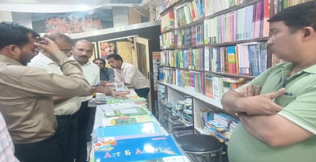आगरा में बुक डिपो पर प्रशासन का छापा, महंगी किताबों का खेल उजागर
