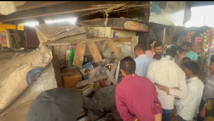 दो बसों की भीषण भिड़ंत, दुकानों में घुसीं बस, कई घायल