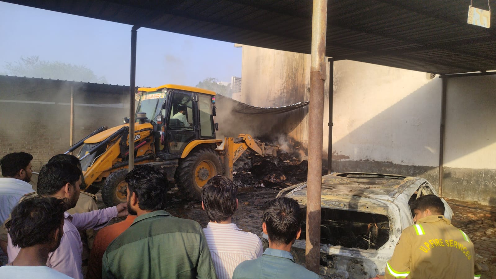 सिरसागंज में पार्किंग में भीषण आग, तीन गाड़ियां जलकर खाक, दो दर्जन वाहन बाल-बाल बचे