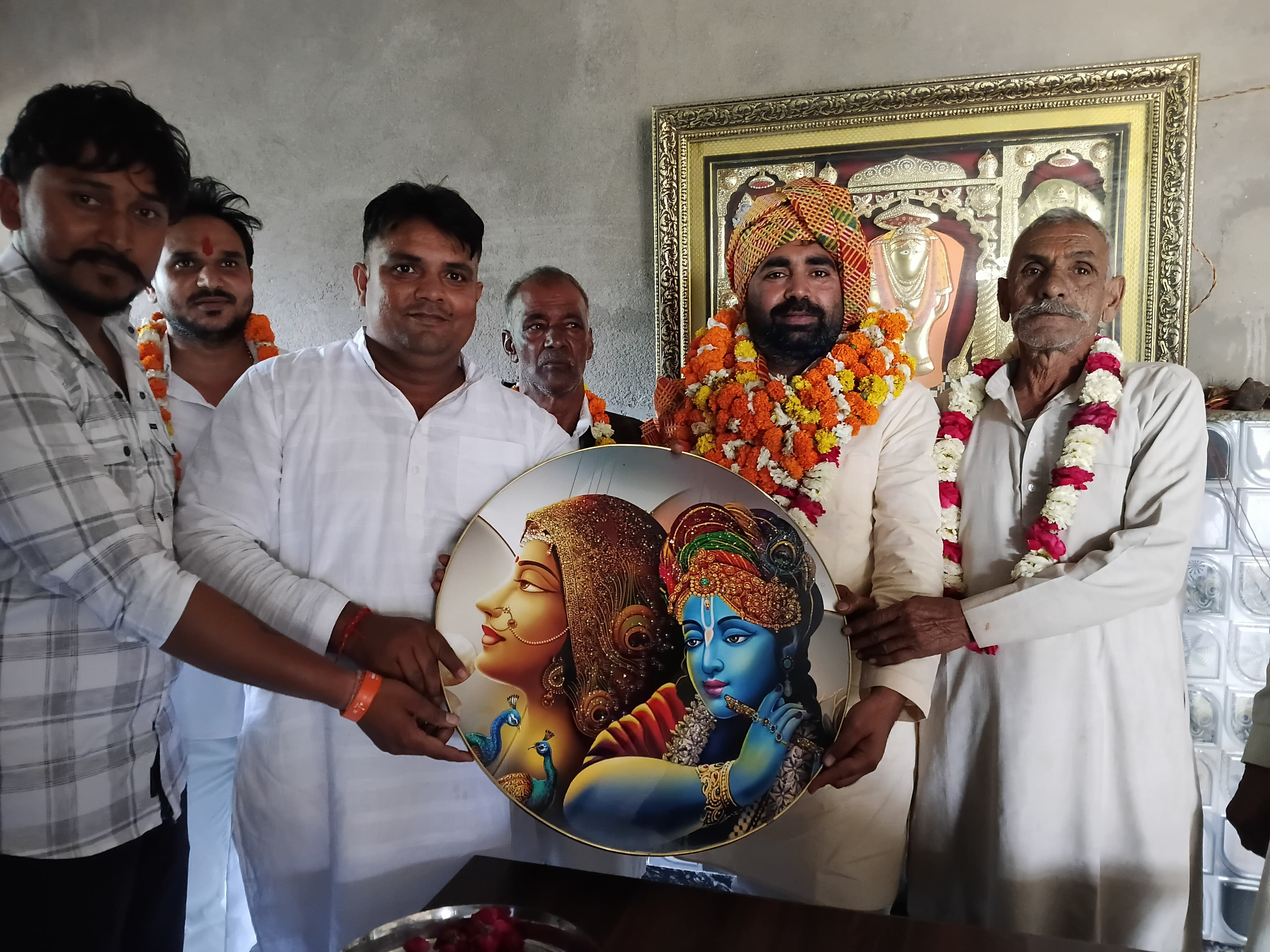 झंडीपुर पहुंचे भाजपा जिला महामंत्री आकाश चौधरी, कार्यकर्ताओं ने फूल-मालाओं से लादा, संगठन मजबूती का दिया मंत्र