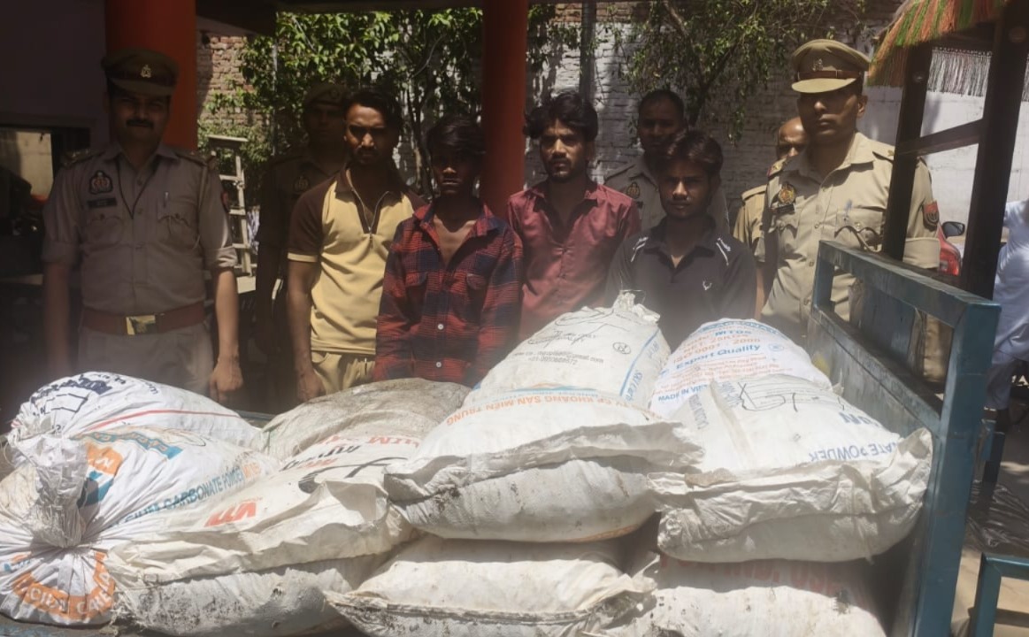 थाना रामगढ़ पुलिस टीम द्वारा  04 अभियुक्तों को चोरी किये गये काँच से भरे 12 प्लास्टिक कट्टे (बोरी), चोरी में प्रयुक्त 01 टिर्री (ई-रिक्शा लोडर) बरामदगी सहित किया गिरफ्तार