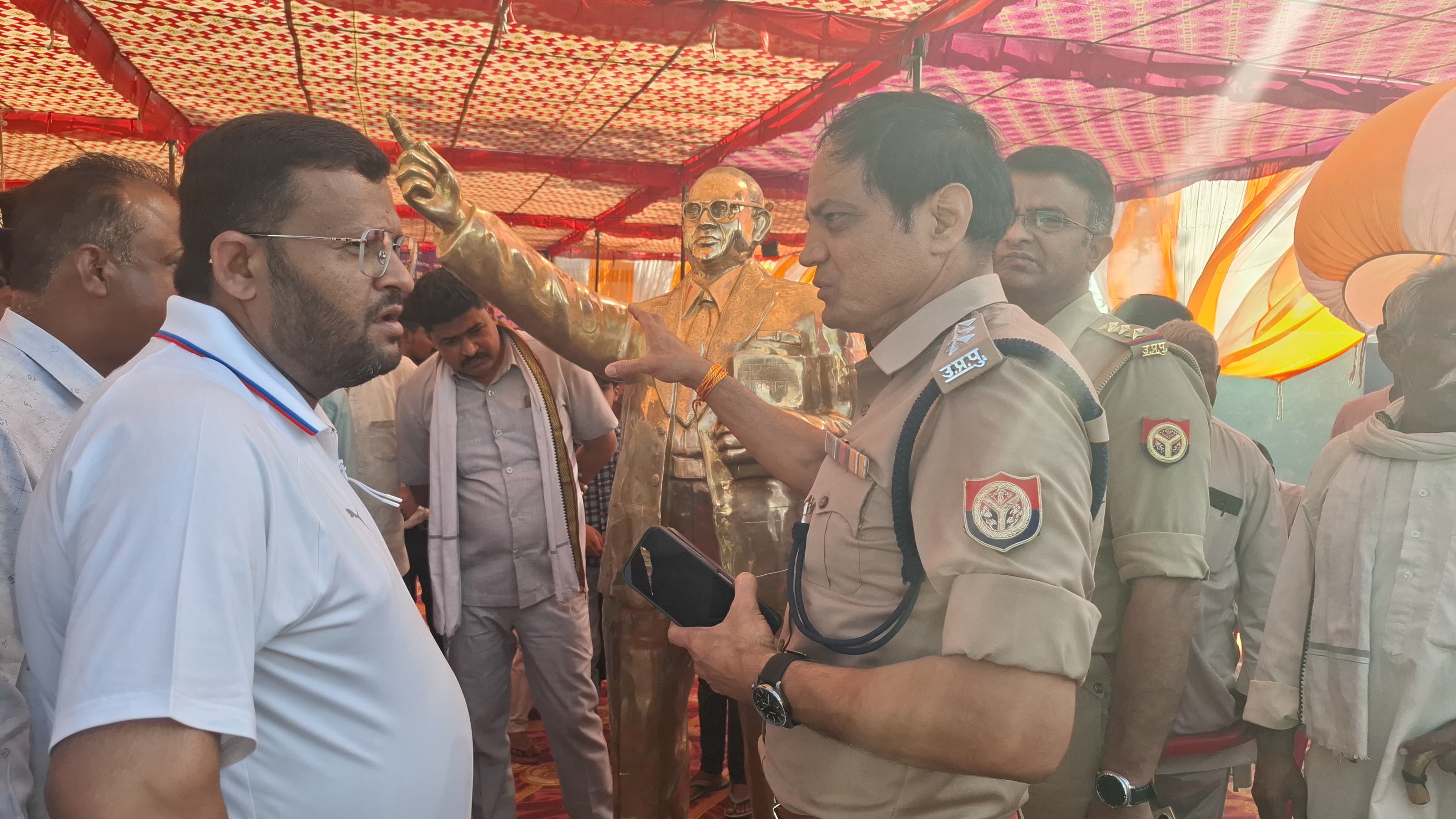 महुअन में बिना स्थानीय अनुमति अम्बेडकर प्रतिमा लगाने पर अड़ा पेंच, सीओ-थाना प्रभारी ने रोका काम, आयोजकों का दावा- 'शासन से मिल चुकी है मंजूरी'