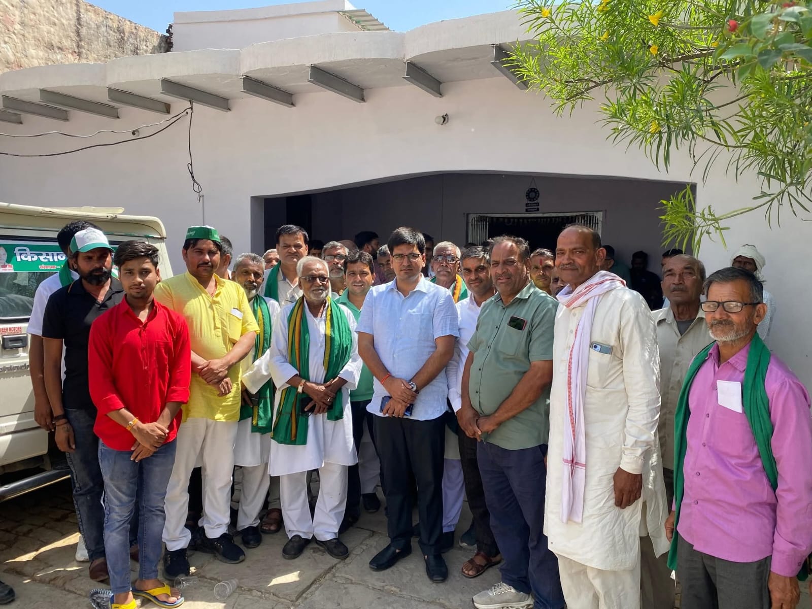 आंवल खेड़ा क्षेत्र के ग्राम चौकड़ा में किसान जनचोपाल में उप जिलाधिकारी एत्मादपुर सुमित सिंह नें सुनी किसानों की समस्या।