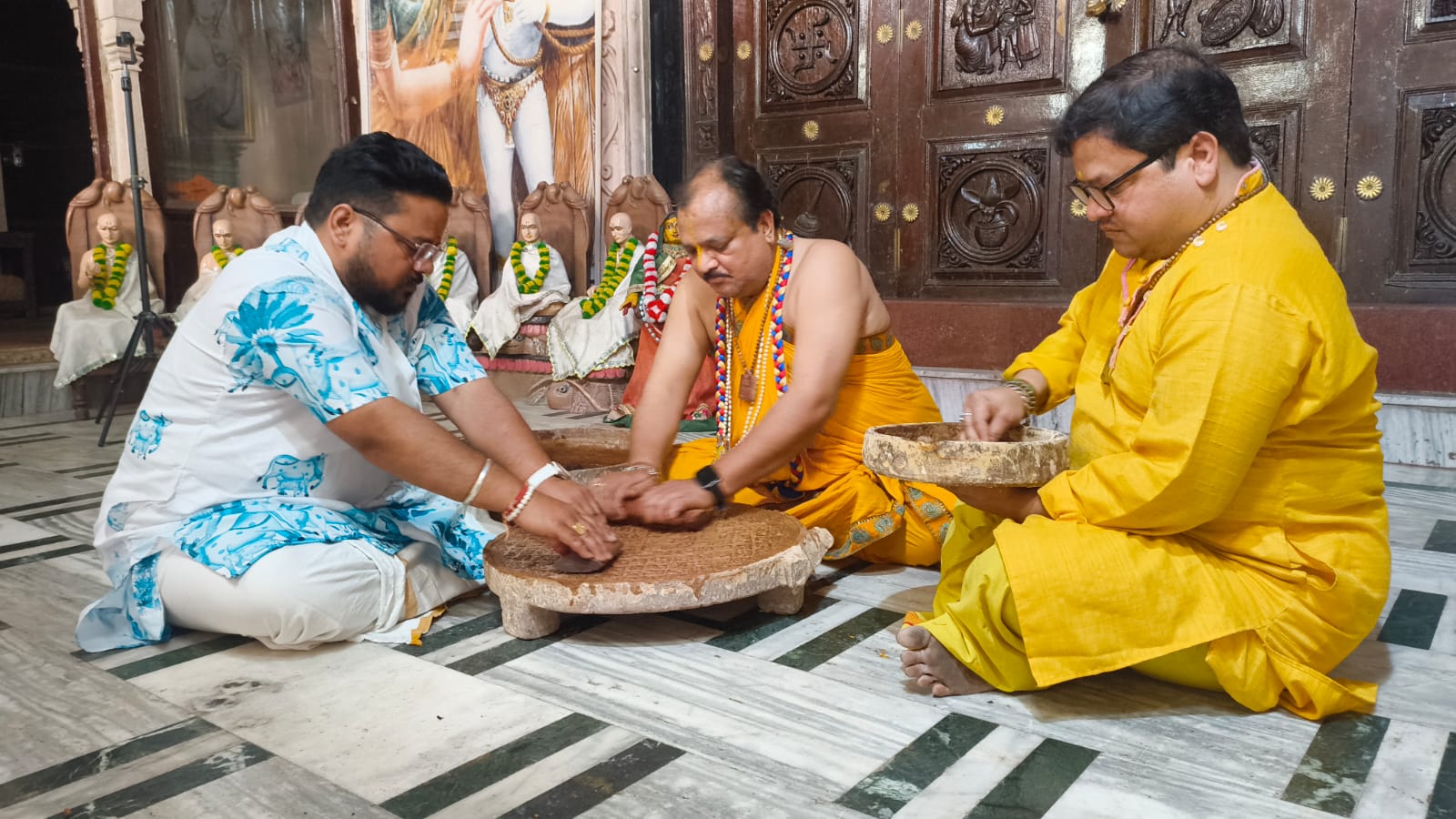 अक्षय तृतीया पर दिव्य 'चंदन श्रृंगार' की तैयारी, 500 वर्षों से जारी है राधा दामोदर मंदिर की यह अनूठी परंपरा