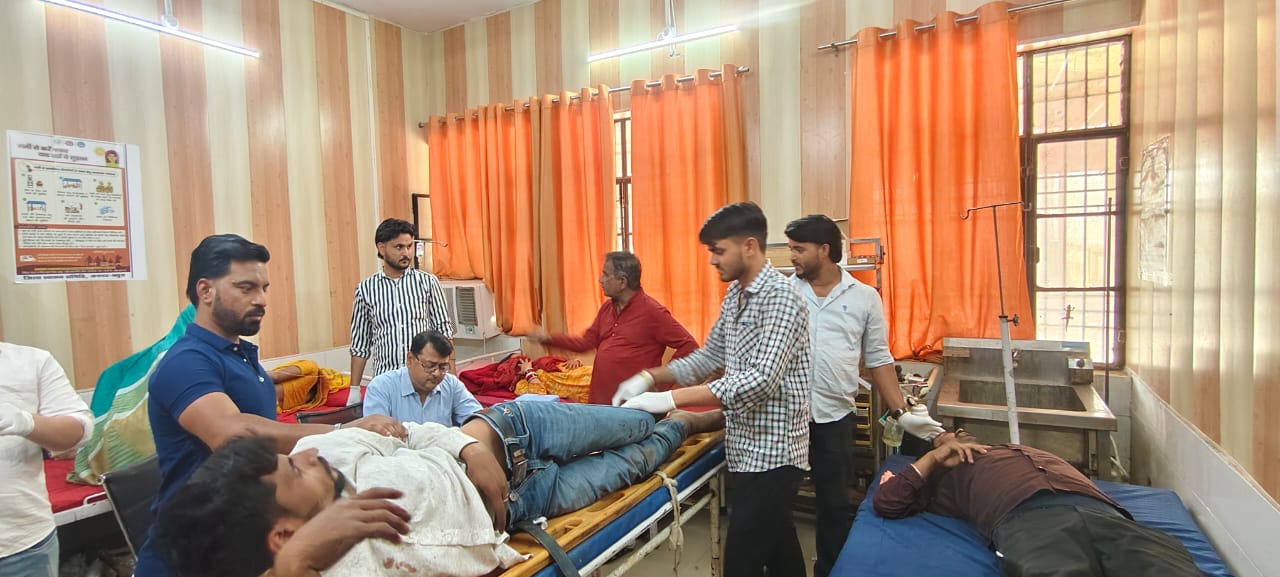 गोवर्धन में पेड़ से टकराई रोडवेज बस कई यात्री घायल