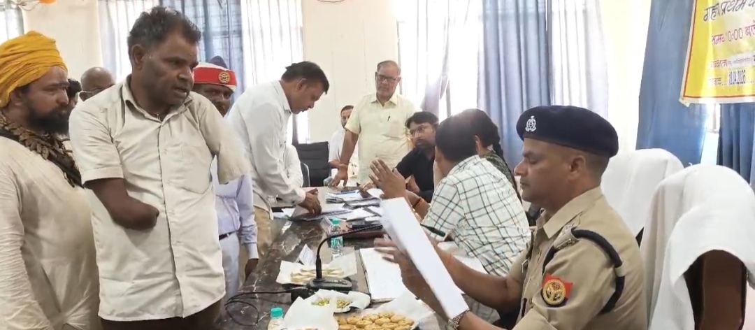 गोवर्धन तहसील परिसर में लगा सम्पूर्ण समाधान दिवस, साशन प्रसाशन के अधिकारियों ने सुनी फरियादियों की फरियाद