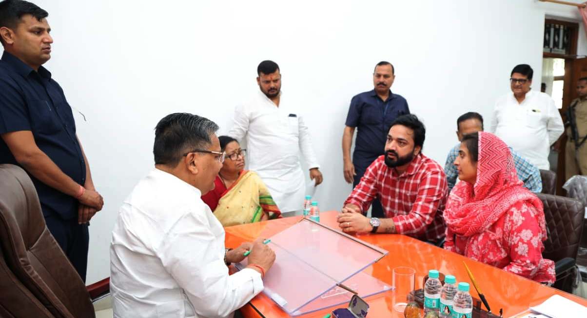 पर्यटन मंत्री जयवीर सिंह ने सुनीं जनता की समस्याएं