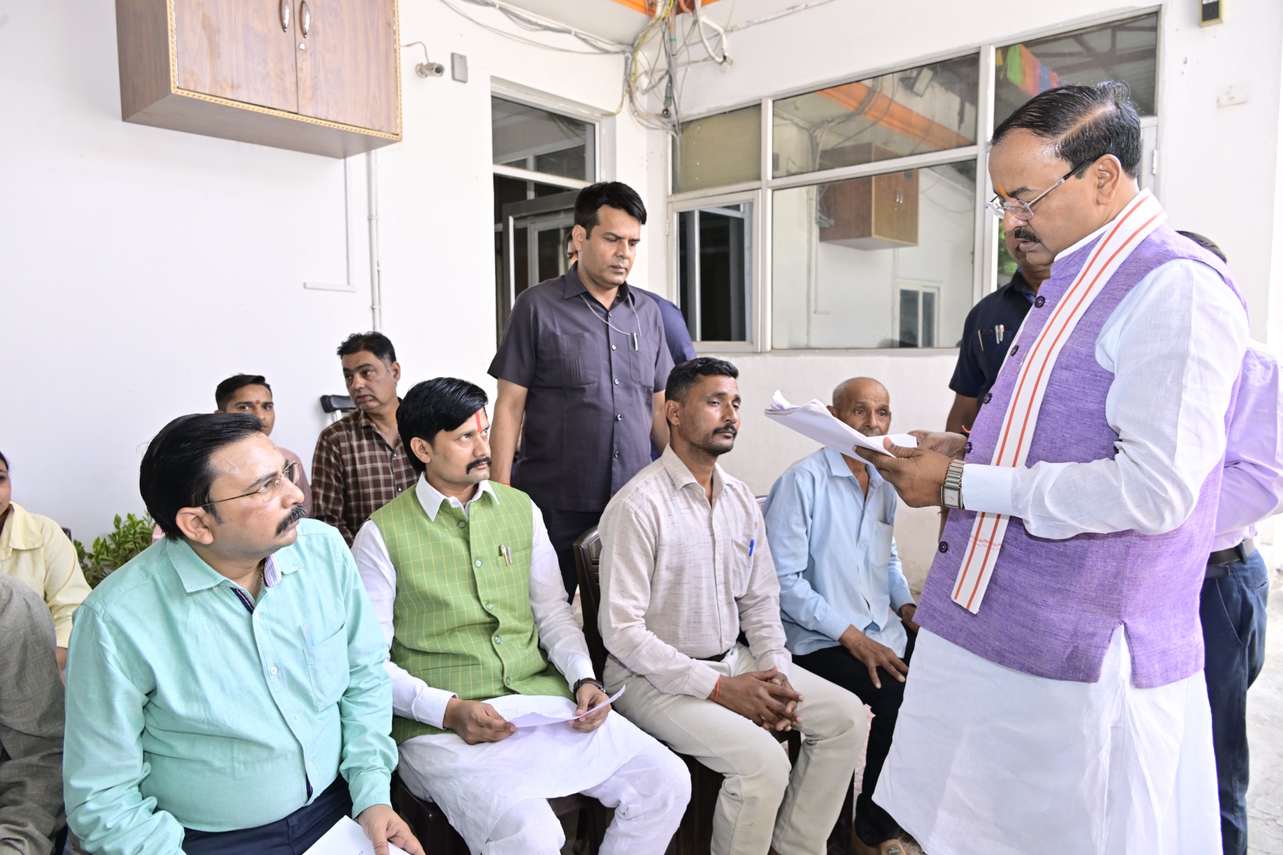 उप मुख्यमंत्री केशव प्रसाद मौर्य ने फरियादियो से सीधे संवाद करते हुये सुनीं समस्याएं, दिए समाधान के निर्देश