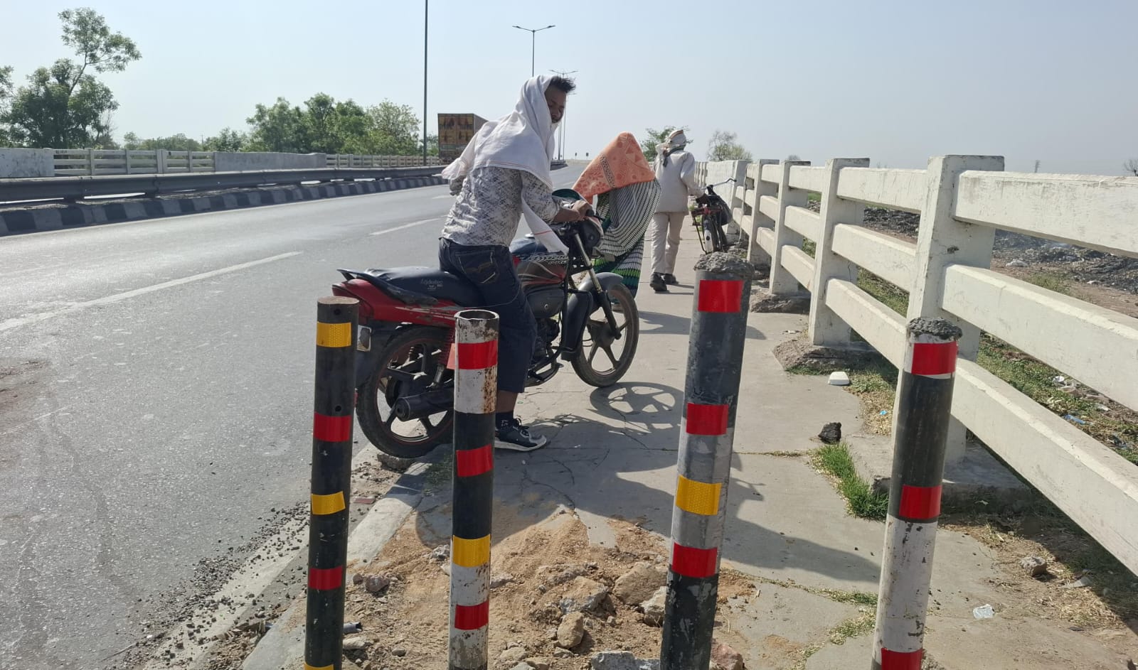 फतिया रेलवे ओवरब्रिज बना हादसों का अड्डा: चेतावनी बोर्ड तोड़े, पोल उखाड़े, 'हम नहीं सुधरेंगे' की जिद पर अड़े ग्रामीण