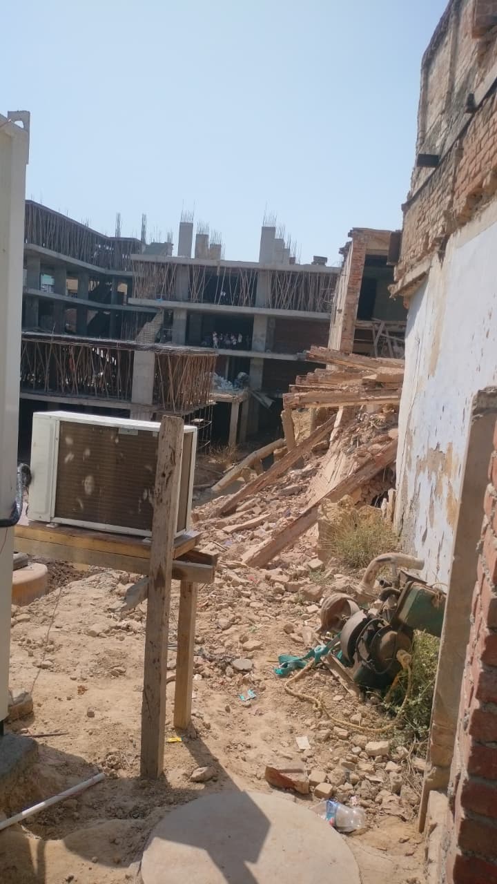 थाना छत्ता क्षेत्र के जीवनी मंडी भैरों बाजार स्थित केनरा बैंक की छत व दीवार गिरी