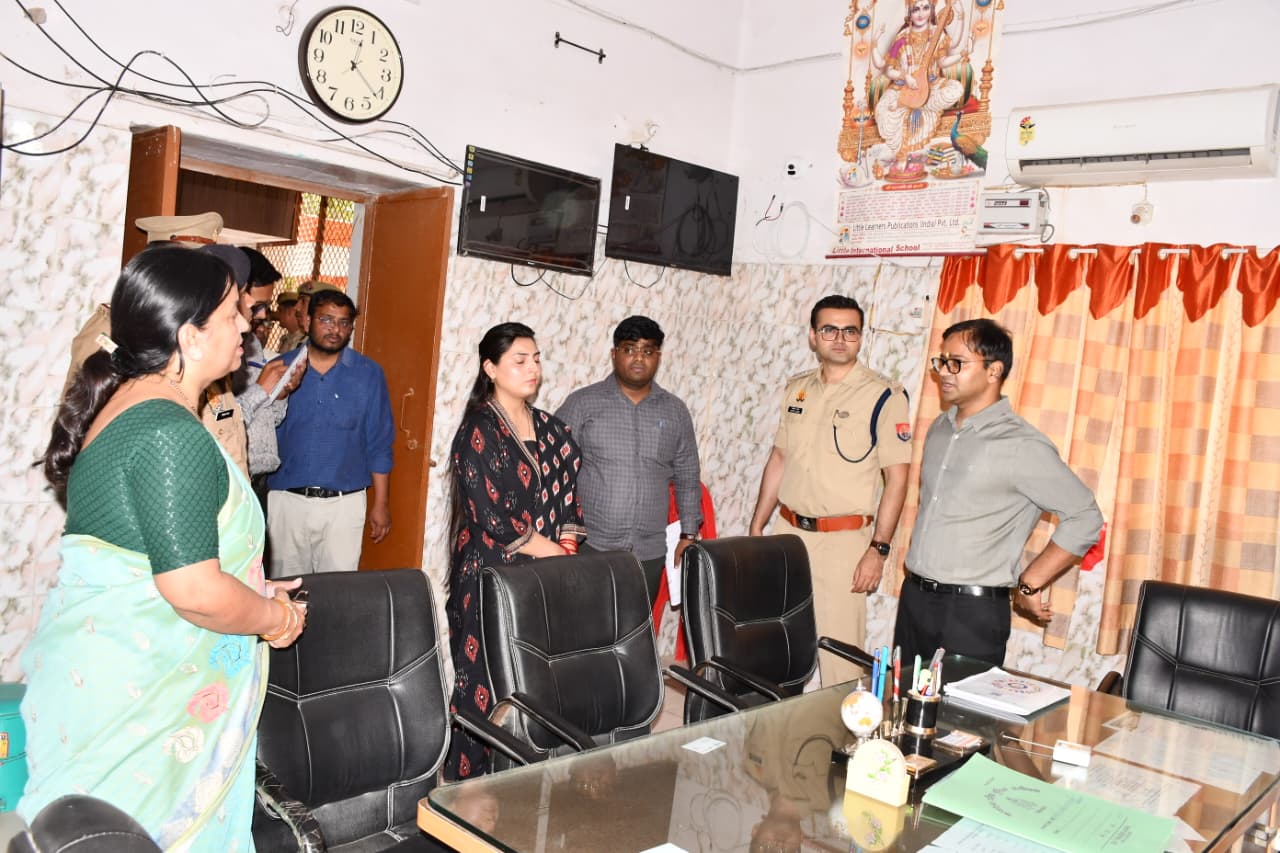 डीएम रमेश रंजन, वरिष्ठ पुलिस अधीक्षक ने महात्मा गाँधी वालिका डिग्री कॉलेज एवं एम0जी0 वालिका इंटर कॉलेज का दौरा कर व्यवस्थाओं का लिया जायजा