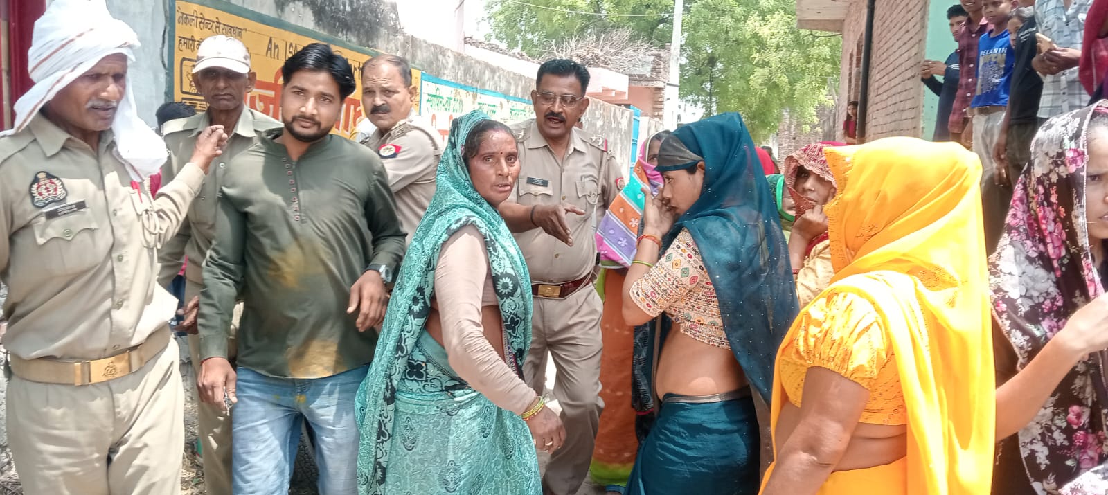 नगला सिंधी क्षेत्र अजीत नगर नगला हट्टा मे स्मार्ट मीटर को लेकर विद्युत विभाग के विरुद्ध विरोध प्रदर्शन