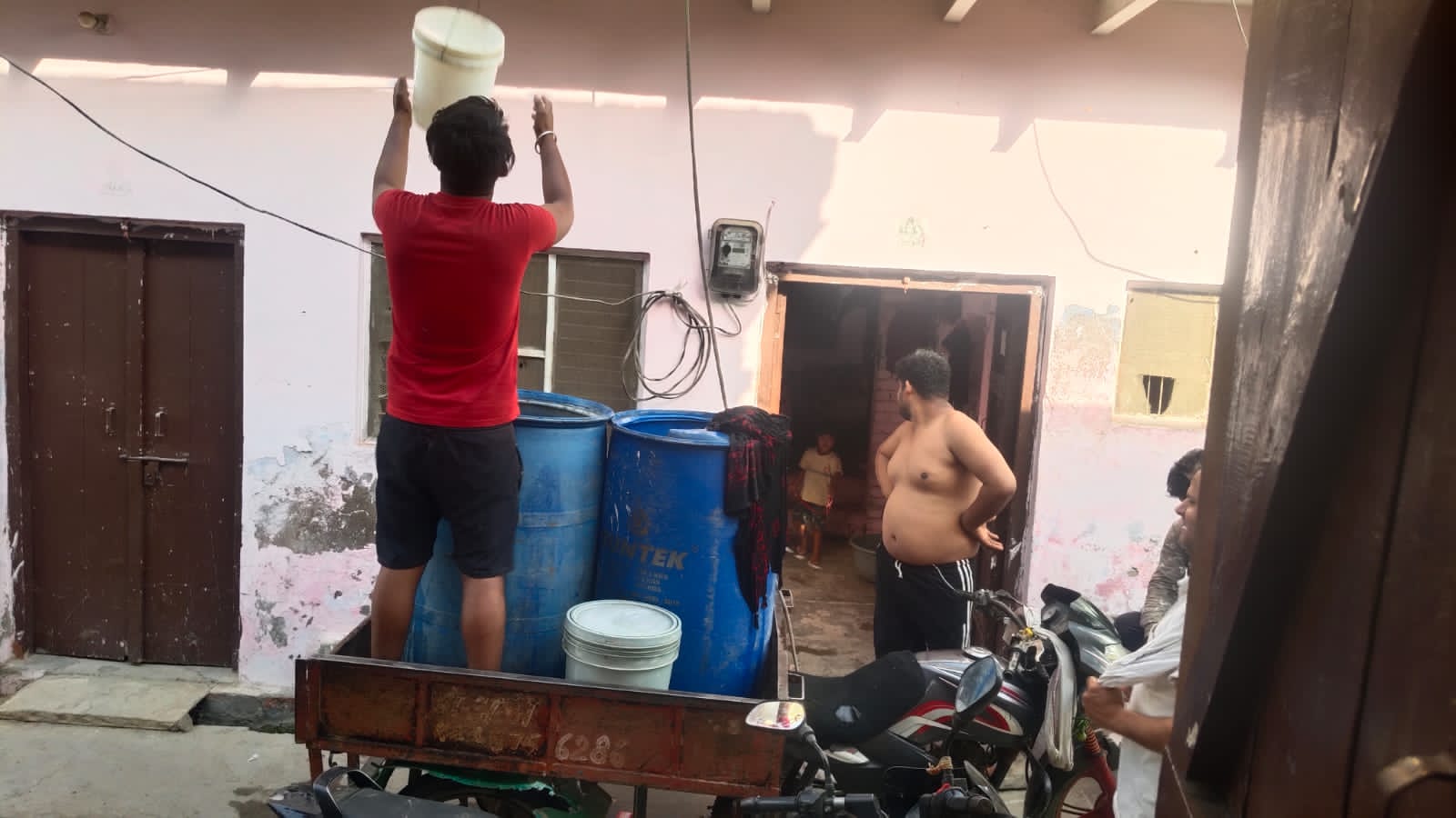 अड़ीग गांव में दो दिन से पानी संकटः मोटर खराब, ग्रामीण दूर से ला रहे पानी