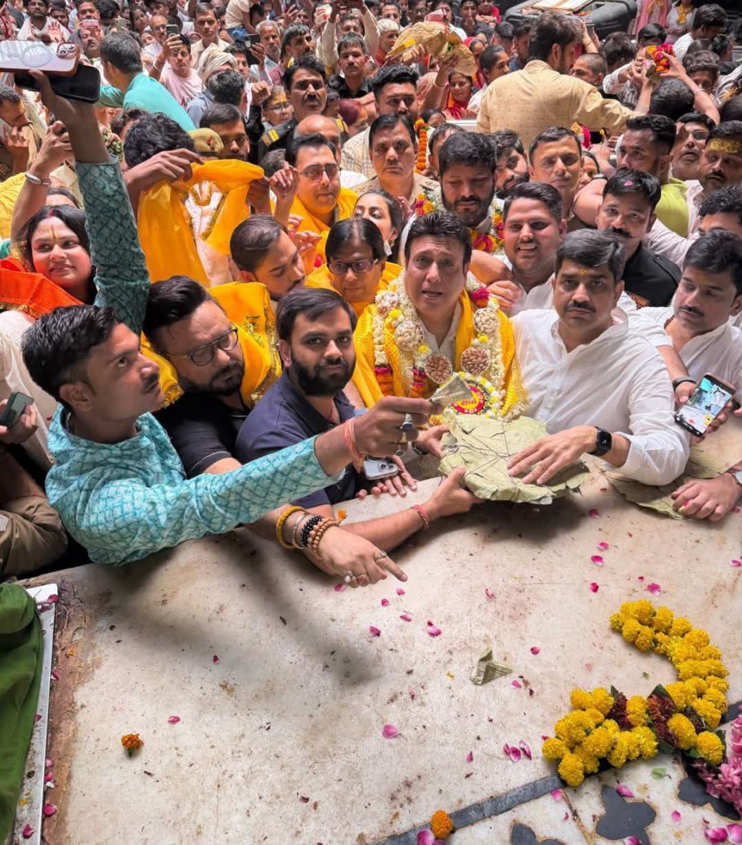 भक्ति के रंग में रंगे अभिनेता गोविंदा: संत प्रेमानंद महाराज से लिया आशीर्वाद, बांके बिहारी के चरणों में टेका मत्था