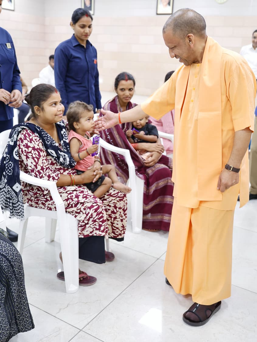 परिजनों के साथ आए बच्चों पर स्नेह लुटाया सीएम योगी ने, दुलारा-पुचकारा और चॉकलेट भी दी