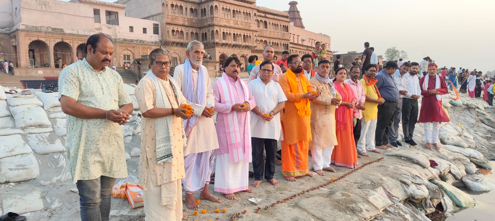 यमुना में काल कवलित यात्रियों की आत्मा की शांति हेतु केसी घाट पर दीपदान व श्रद्धांजलि