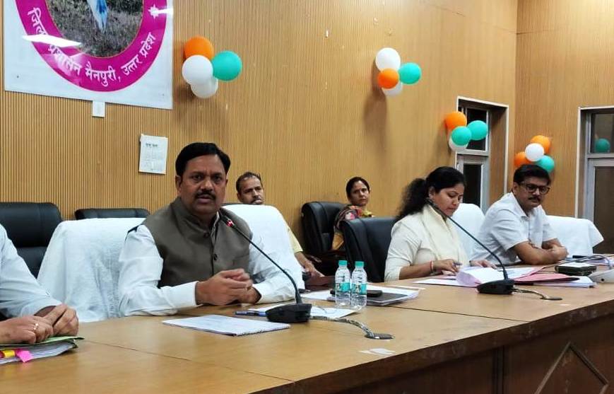 जिलाधिकारी ने जूम-मीटिंग के माध्यम जिला स्तरीय अधिकारियों को निर्देशित