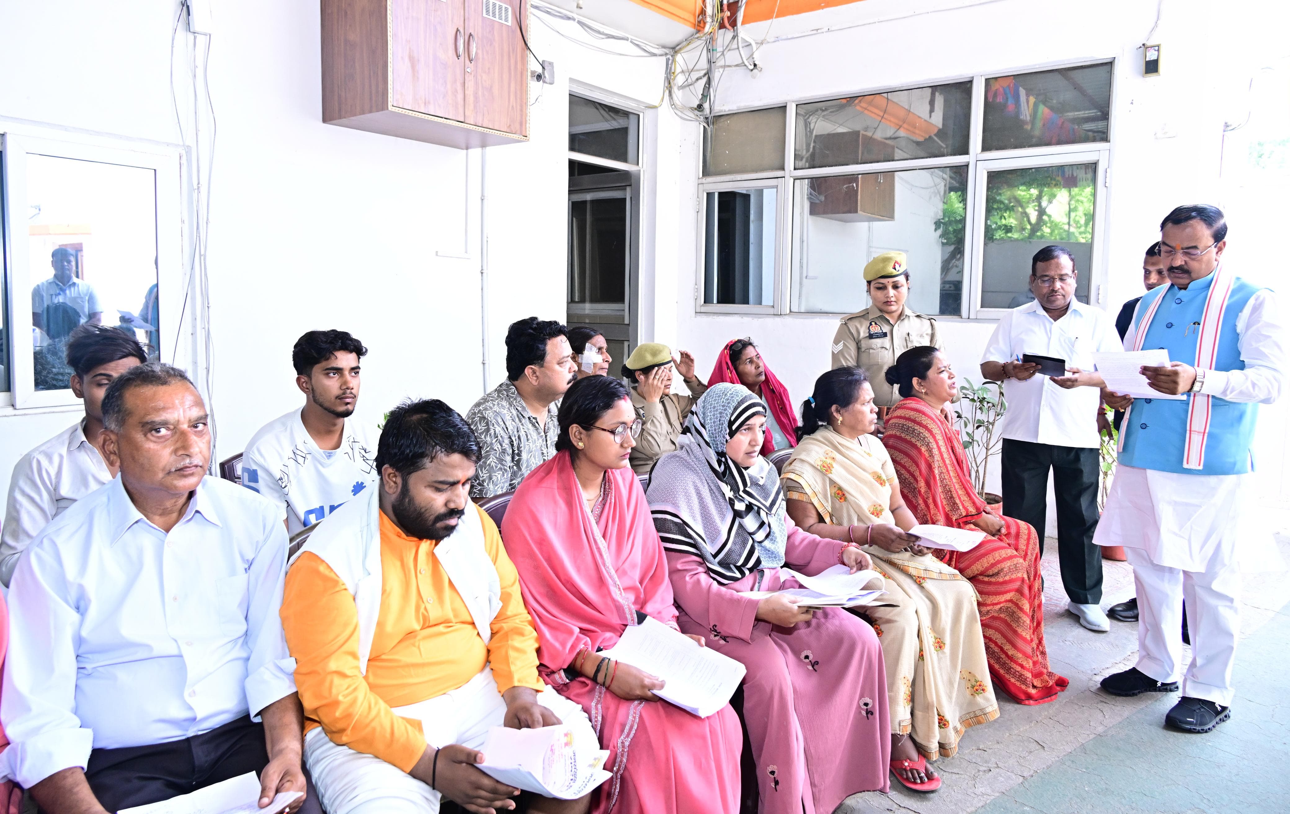 उप मुख्यमंत्री केशव प्रसाद मौर्य ने जनता दर्शन में सुनीं सैकड़ों फरियादियों की शिकायतें