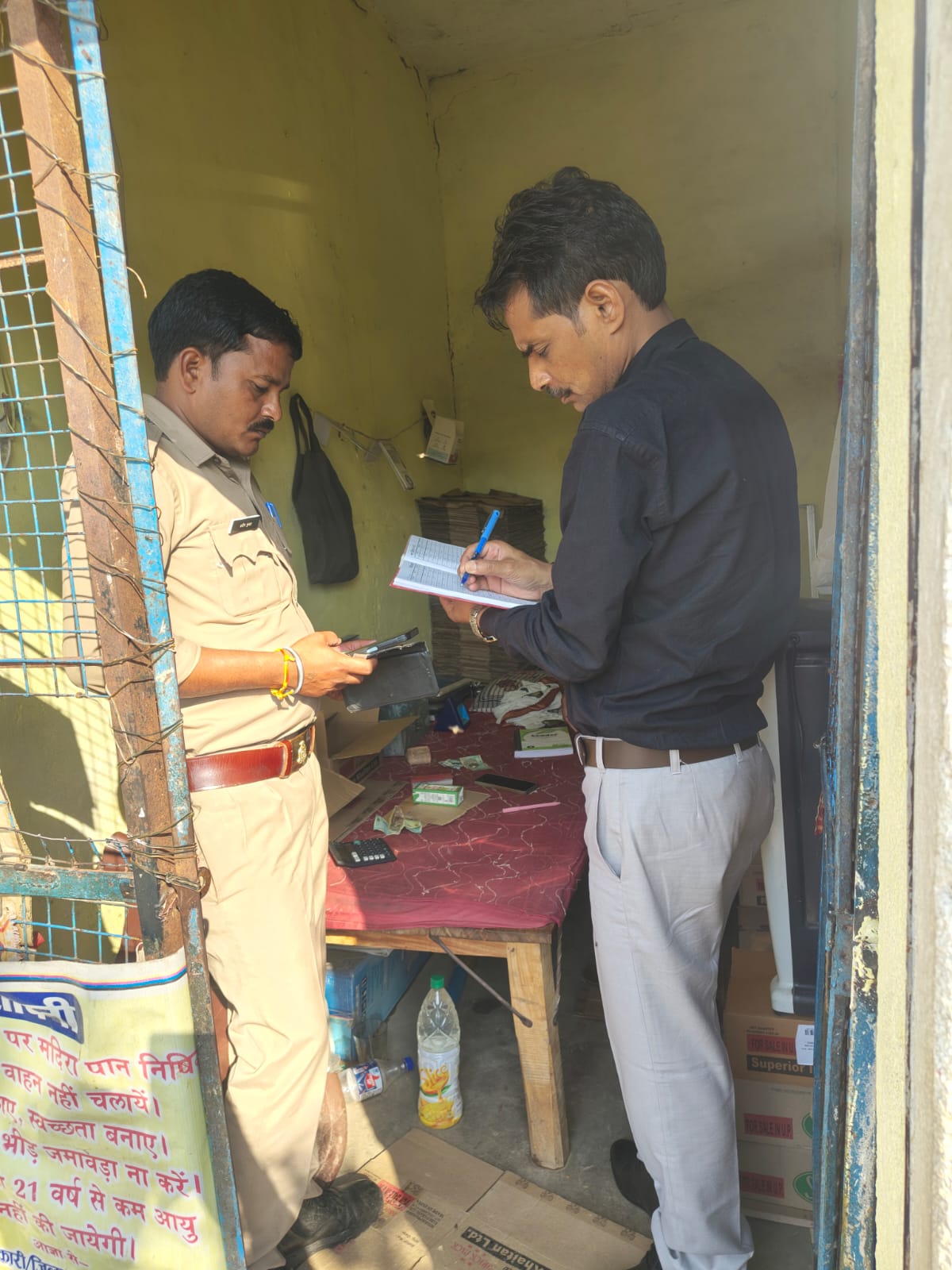 जिला आबकारी अधिकारी के निर्देशन में फुटकर देशी मदिरा एवं कम्पोजिट दुकानो का किया गया निरीक्षण