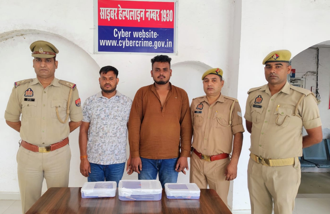 32 एटीएम कार्ड, अवैध तमंचा और चोरी की बाइक बरामद, दो शातिर दबोचे