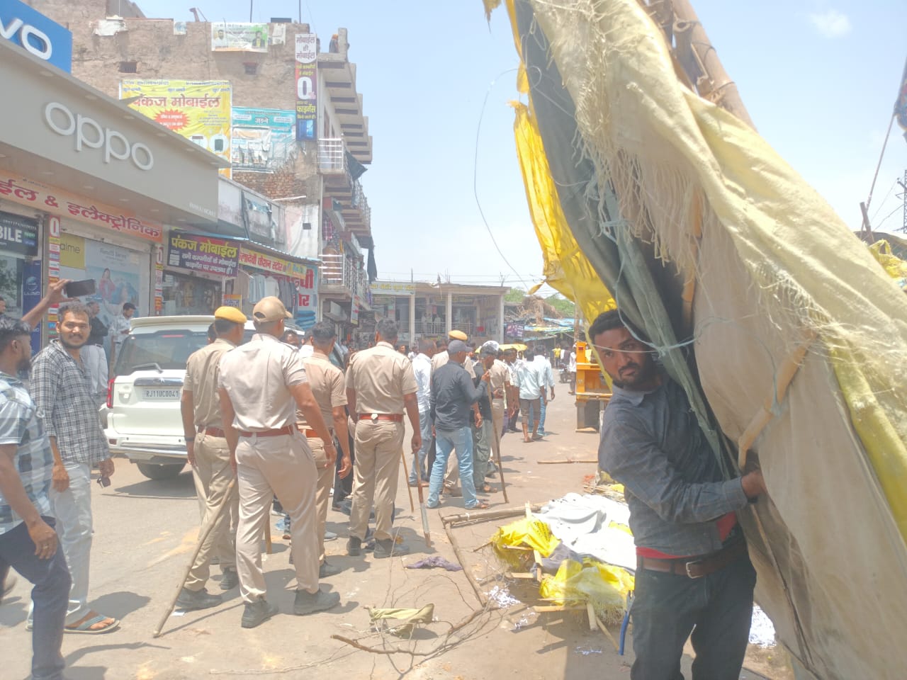 नगर पालिका एवं प्रशासन की संयुक्त कार्यवाही में गरजा पीला पंजा, बरसों से हो रहे अस्थाई अतिक्रमण को ध्वस्त किया