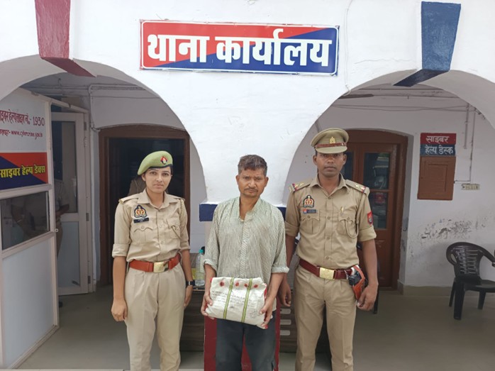 थाना टूण्डला पुलिस टीम द्वारा चैंकिंग के दौरान नाजायज गांजा मय थैला कुल वजन 931 ग्राम के साथ अभियुक्त सुमित को किया गिरफ्तार