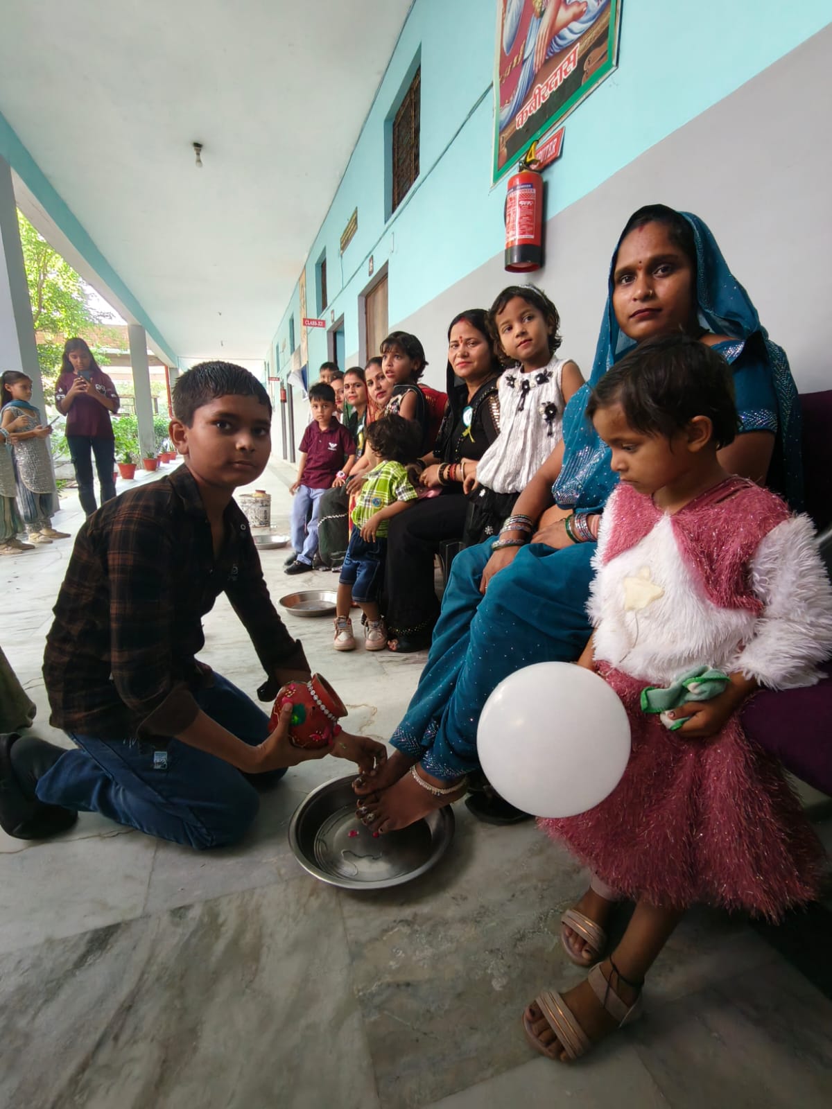 मां के चरण पखारते ही छलक पड़े आंसू, स्कूल परिसर में खूब बरसा वात्सल्य रस