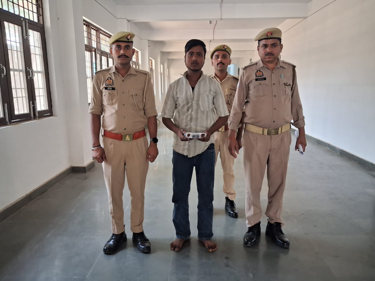 थाना दक्षिण पुलिस टीम द्वारा 01 नफर अभि0  को  मय  01 अदद अवैध चाकू के साथ किया गिरफ्तार