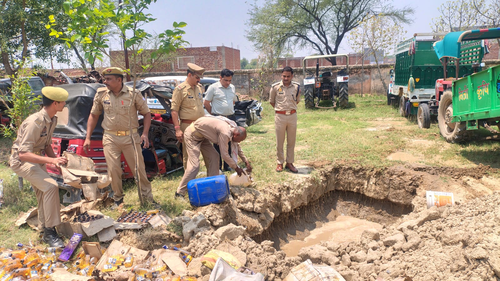 थाना रामगढ पुलिस द्वारा आबकारी अधिनियम से सम्बन्धित 99 अभियोगों की माल मुकदमाती 1,826 लीटर अवैध अंग्रेजी/देशी एवं कच्ची शराब का निस्तारण किया गया