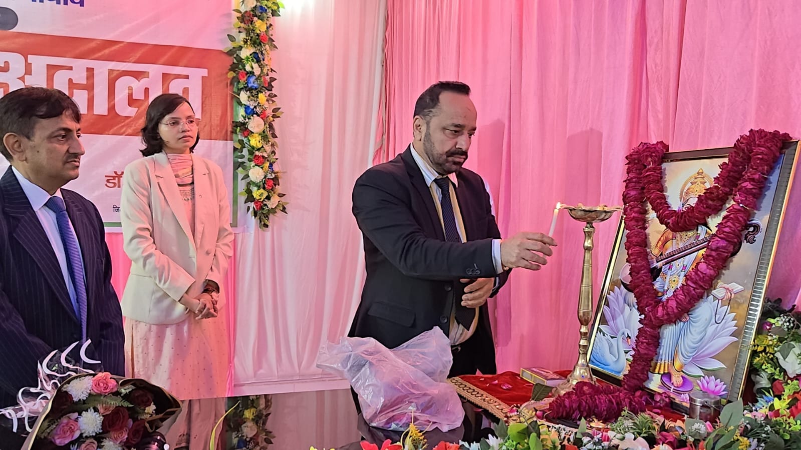 फिरोजाबाद में राष्ट्रीय लोक अदालत  कार्यक्रम का उद्धाटन मा0 जनपद न्यायाधीश डॉ० बब्बू सारंग द्वारा माँ सरस्वती के चित्र पर माल्यार्पण एवं दीप प्रज्वलन कर किया  गया