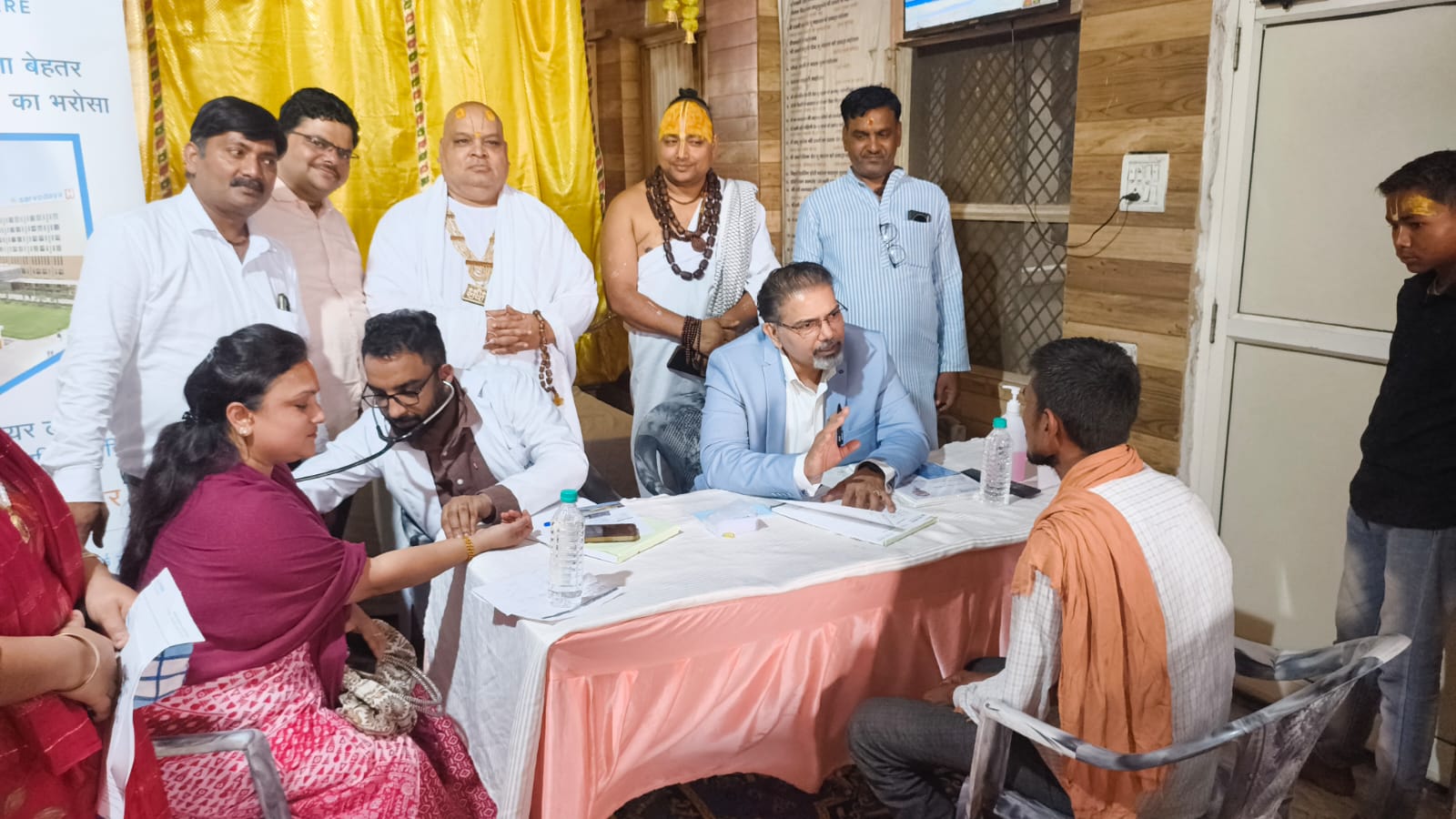राधा प्रसाद धाम में लगा विशाल स्वास्थ्य शिविर