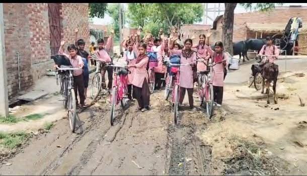 सुमेरपुर संपर्क मार्ग बदहाल, ग्रामीणों ने किया विरोध प्रदर्शन