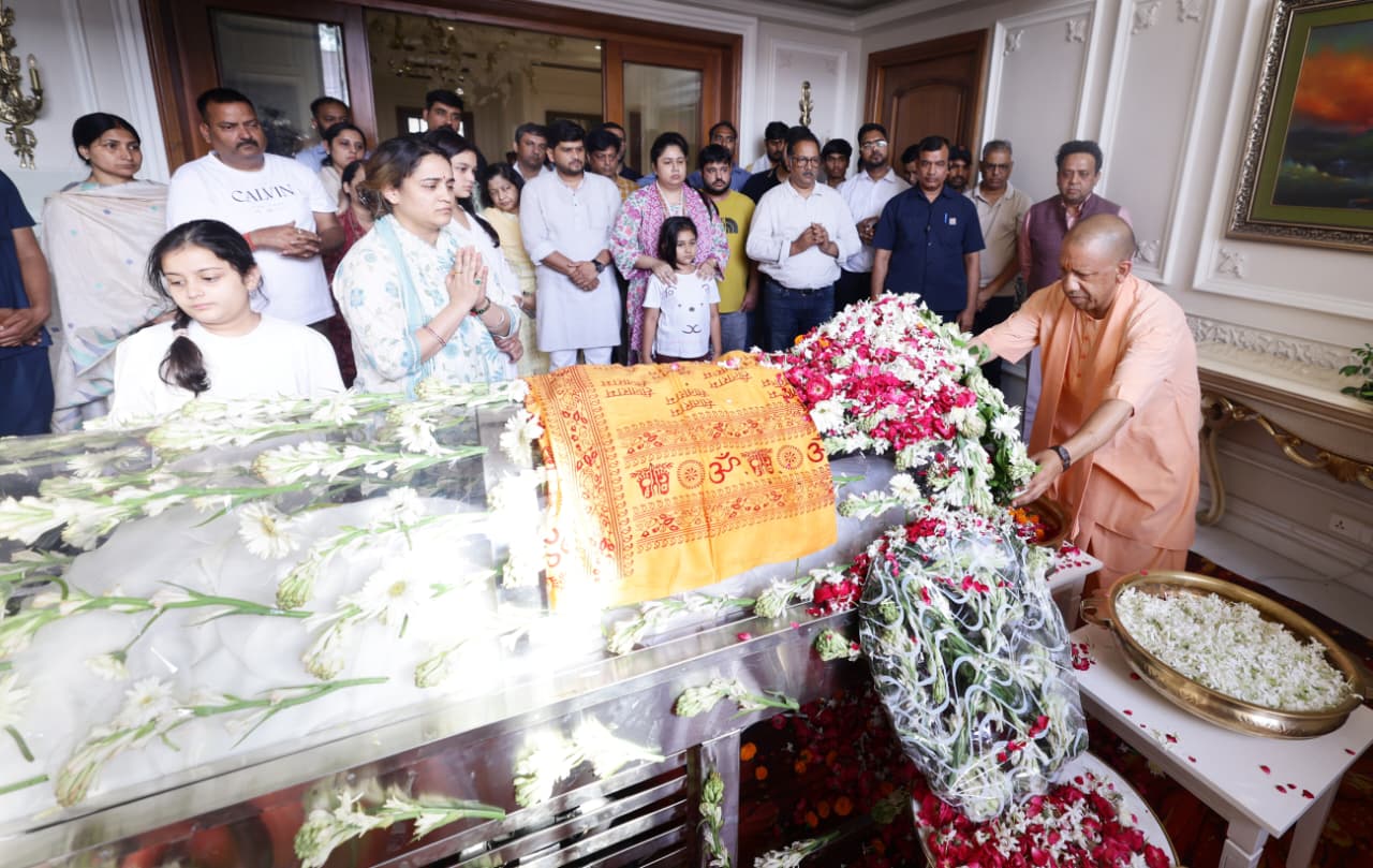 अपर्णा यादव के घर पहुंचे मुख्यमंत्री, प्रतीक के निधन पर जताया शोक