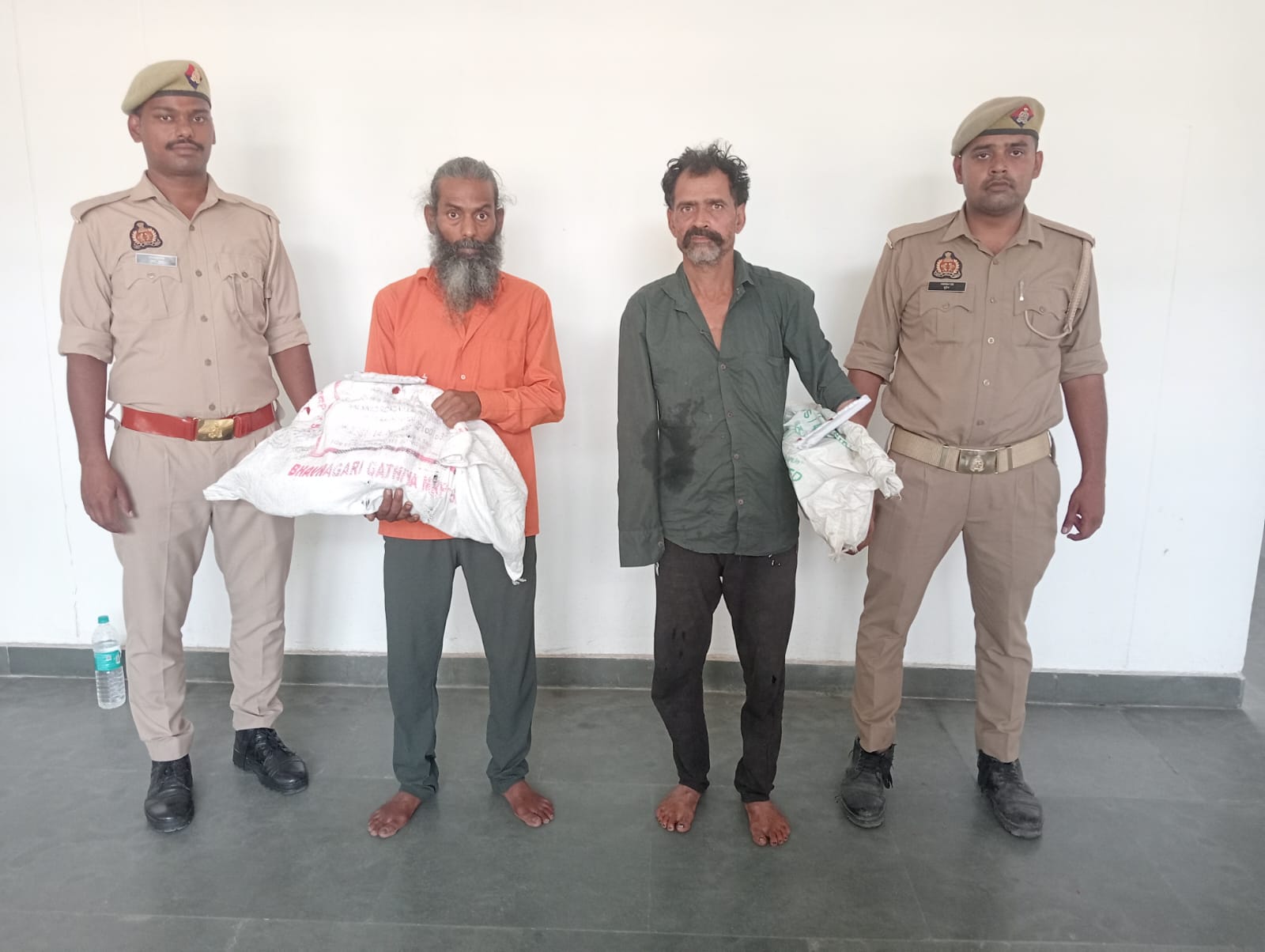 थाना दक्षिण पुलिस टीम द्वारा 02 अभियुक्तगण को चोरी किये हुए सामान अदद नाजायज चाकू सहित किया गिरफ्तार