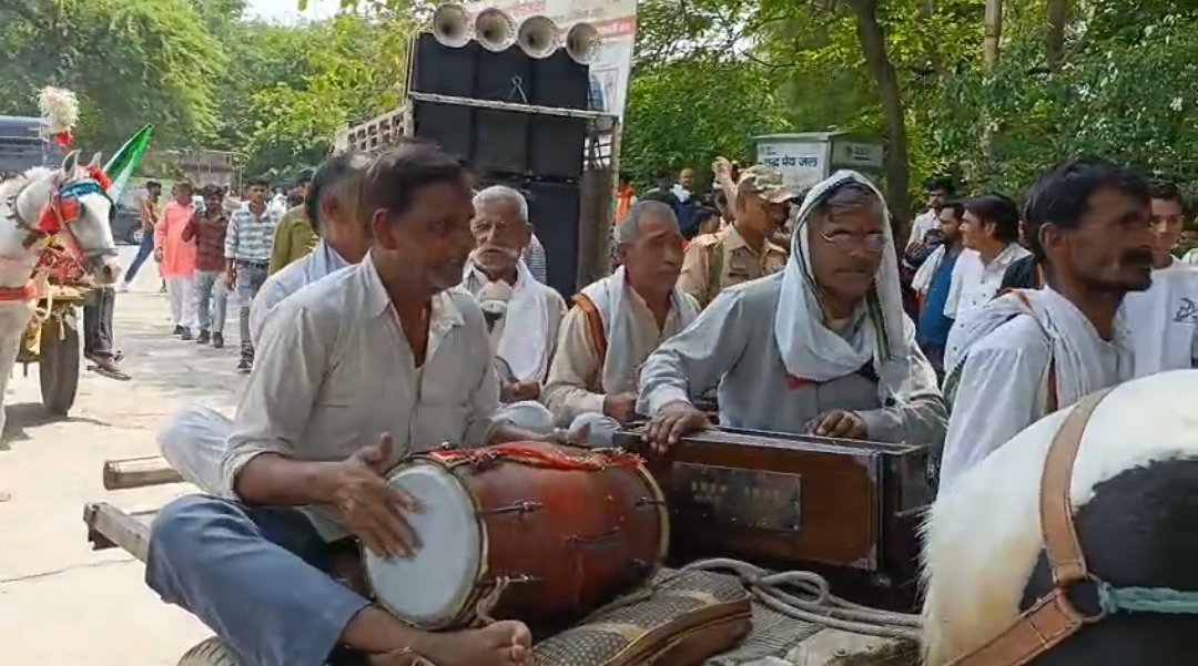 घोड़े की बगी पर  बैठकर गले में आलू की माला डाल जिलाधिकारी कार्यालय पहुंचे किसान, अनोखे प्रदर्शन से मचा हड़कंप