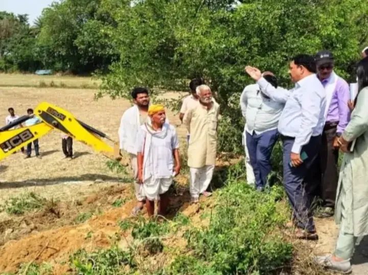 मैनपुरी में मिशन समाधान में 50 साल बाद मिला हक, बुल्डोजर चला,70 बीघा जमीन खाली कराकर 11 पट्टेदारों को मिला कब्जा...