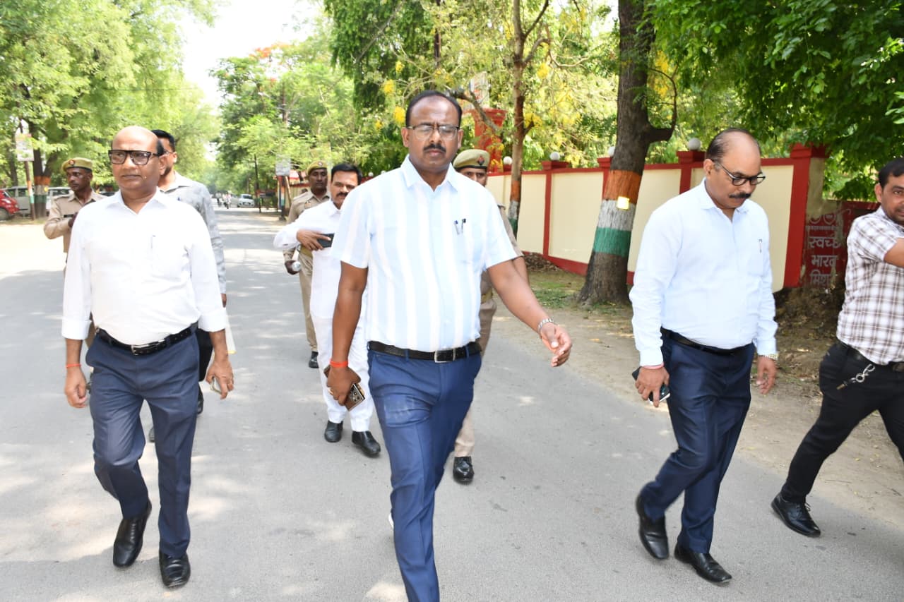 वाहन मुक्त दिवस पर डीएम संतोष कुमार शर्मा ने पेश की मिसाल, पैदल पहुंचकर दिया पर्यावरण संरक्षण का संदेश