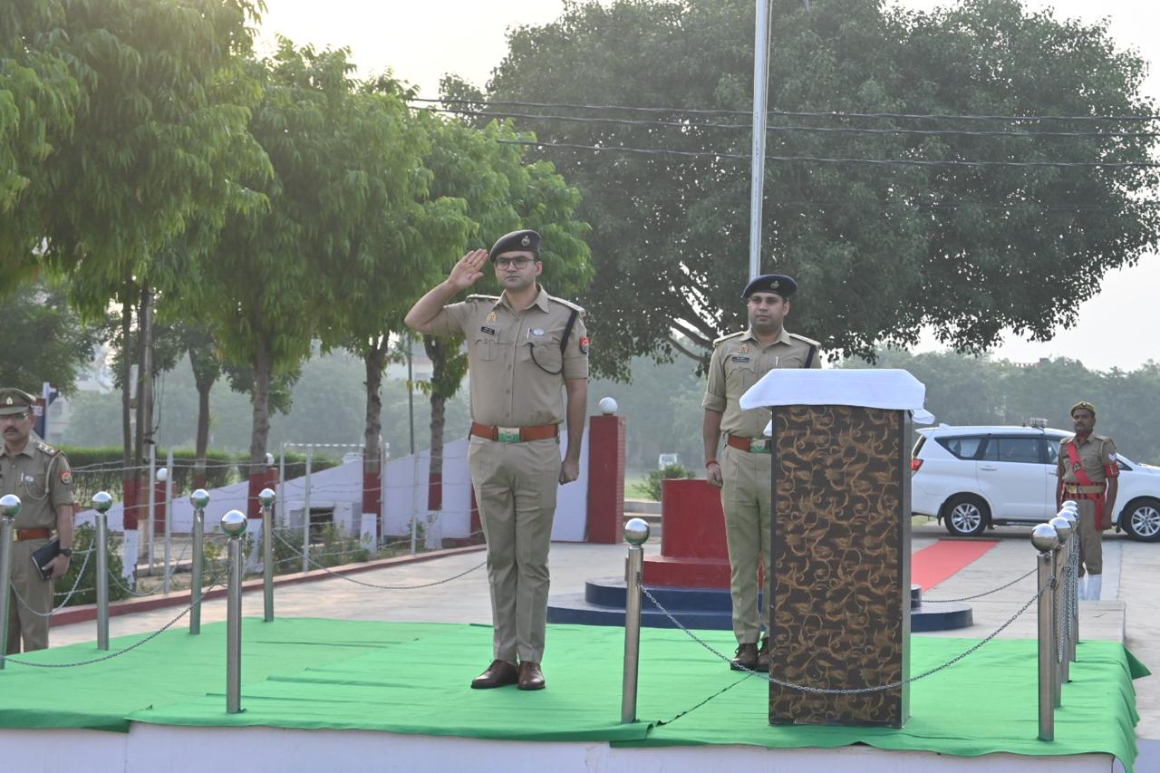वरिष्ठ पुलिस अधीक्षक फिरोजाबाद आदित्य लांग्हे द्वारा रिजर्व पुलिस लाइन में शुक्रवार परेड की ली गई सलामी